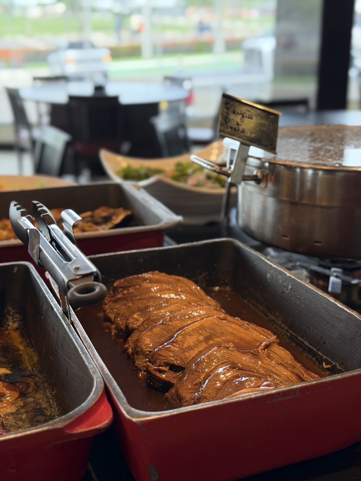 Carne do buffet de almoço no Yano Cozinha