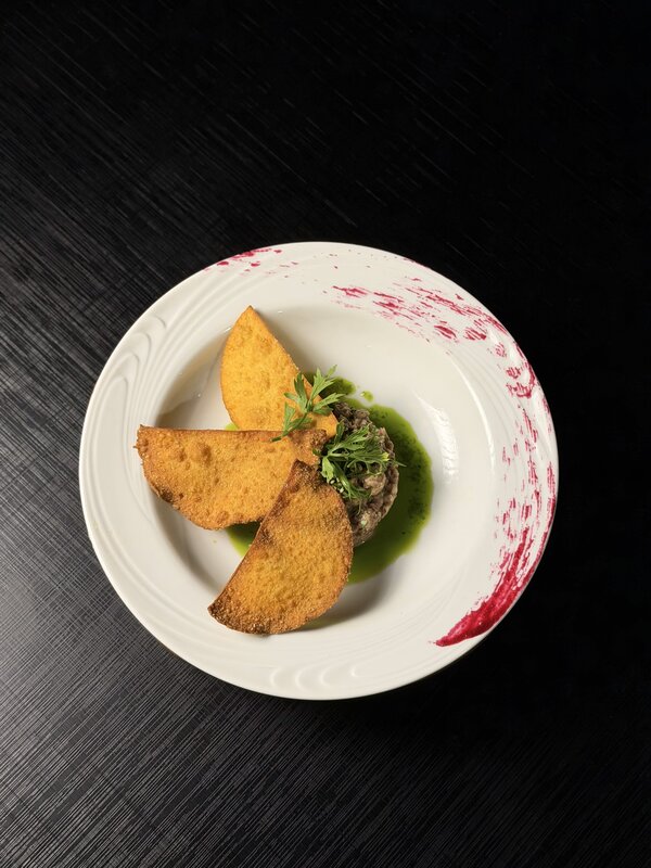 Tartar de Mignon com Crocante de Massa no Yano Cozinha